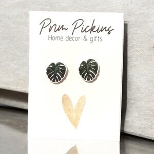 ⭐️ 2/$20 earring sets ⭐️ 
NEW acrylic Monstera indoor house plant stud earrings